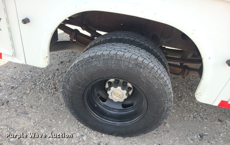 image for item MO9925 2001 Chevrolet Silverado 3500  Crew Cab utility bed pickup truck