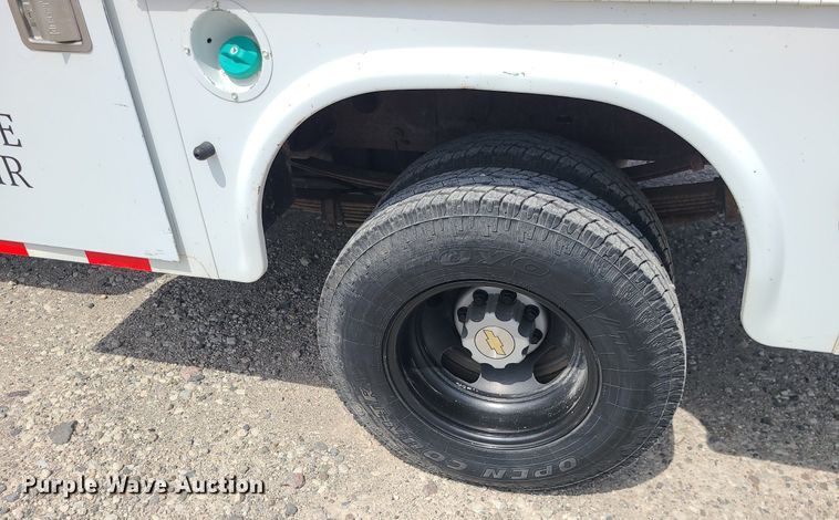 image for item MO9925 2001 Chevrolet Silverado 3500  Crew Cab utility bed pickup truck