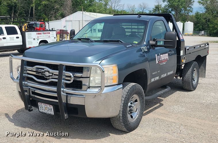 image for item MO9933 2010 Chevrolet Silverado 3500HD  flatbed pickup truck