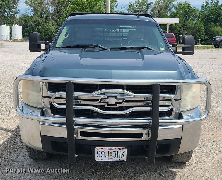 image for item MO9933 2010 Chevrolet Silverado 3500HD  flatbed pickup truck