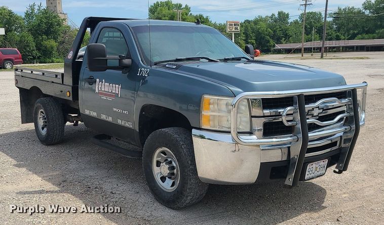 image for item MO9933 2010 Chevrolet Silverado 3500HD  flatbed pickup truck