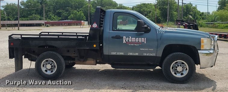 image for item MO9933 2010 Chevrolet Silverado 3500HD  flatbed pickup truck