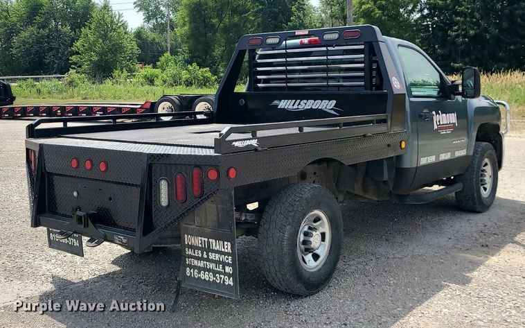 image for item MO9933 2010 Chevrolet Silverado 3500HD  flatbed pickup truck