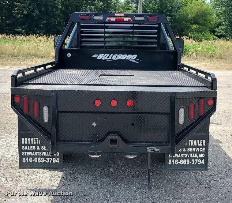 image for item MO9933 2010 Chevrolet Silverado 3500HD  flatbed pickup truck