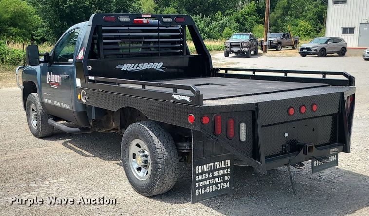 image for item MO9933 2010 Chevrolet Silverado 3500HD  flatbed pickup truck