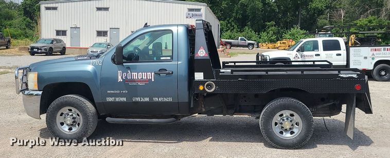 image for item MO9933 2010 Chevrolet Silverado 3500HD  flatbed pickup truck