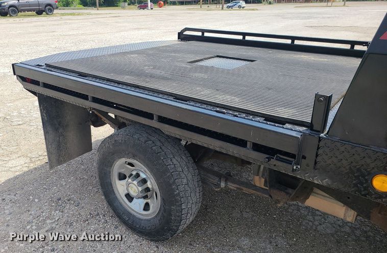 image for item MO9933 2010 Chevrolet Silverado 3500HD  flatbed pickup truck
