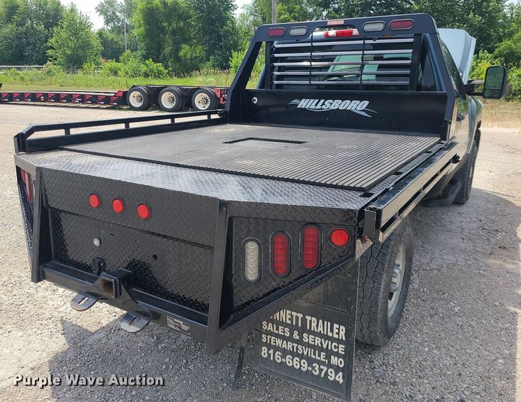 image for item MO9933 2010 Chevrolet Silverado 3500HD  flatbed pickup truck