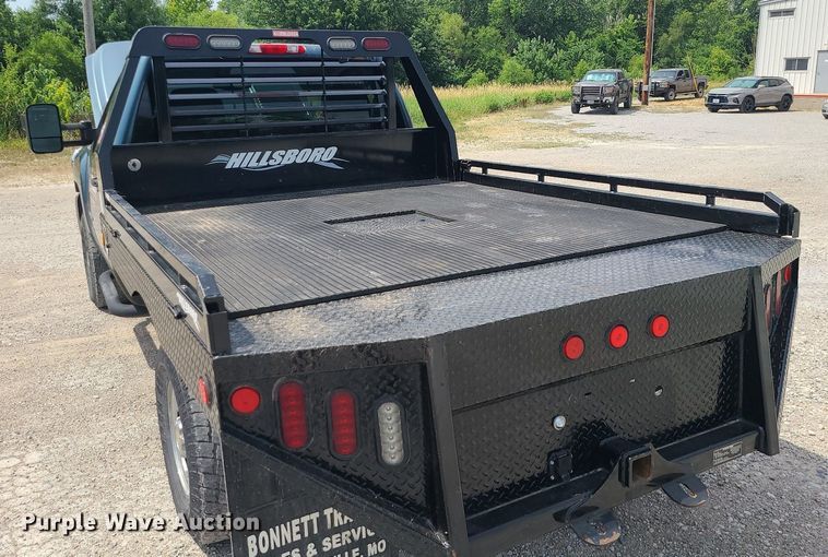 image for item MO9933 2010 Chevrolet Silverado 3500HD  flatbed pickup truck