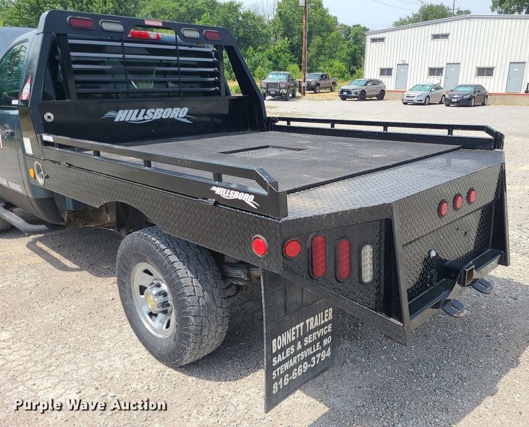 image for item MO9933 2010 Chevrolet Silverado 3500HD  flatbed pickup truck