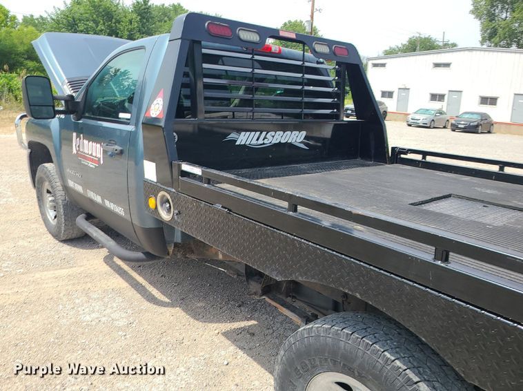 image for item MO9933 2010 Chevrolet Silverado 3500HD  flatbed pickup truck