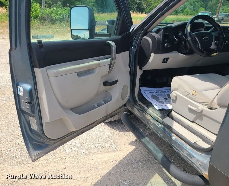 image for item MO9933 2010 Chevrolet Silverado 3500HD  flatbed pickup truck