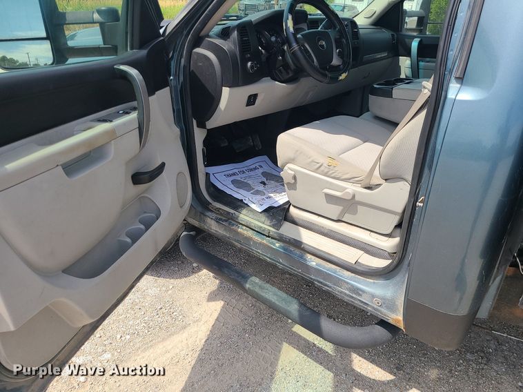 image for item MO9933 2010 Chevrolet Silverado 3500HD  flatbed pickup truck