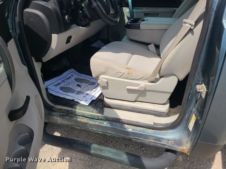 image for item MO9933 2010 Chevrolet Silverado 3500HD  flatbed pickup truck