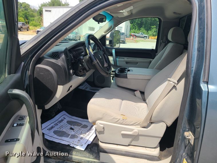 image for item MO9933 2010 Chevrolet Silverado 3500HD  flatbed pickup truck