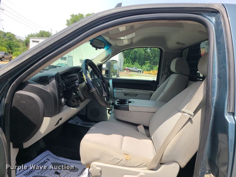 image for item MO9933 2010 Chevrolet Silverado 3500HD  flatbed pickup truck