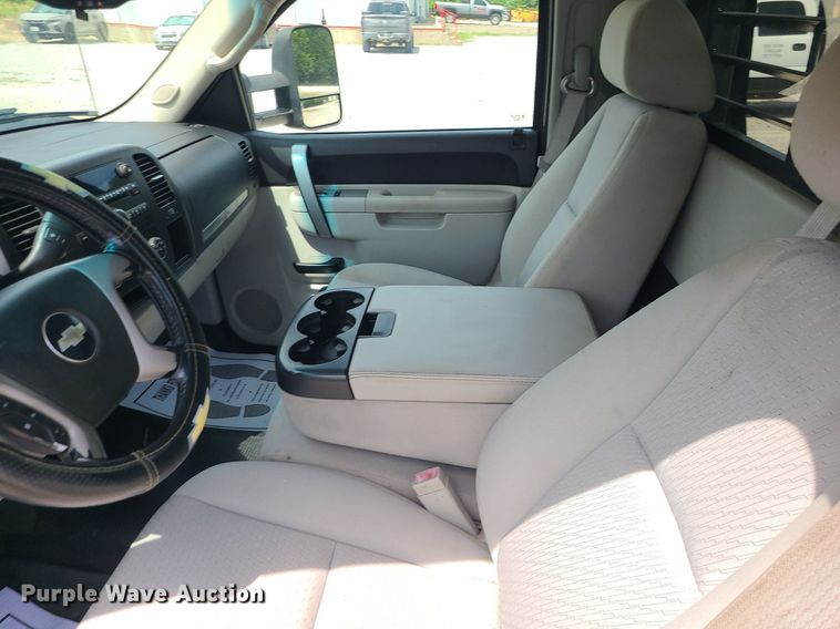 image for item MO9933 2010 Chevrolet Silverado 3500HD  flatbed pickup truck