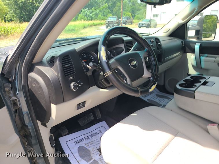 image for item MO9933 2010 Chevrolet Silverado 3500HD  flatbed pickup truck