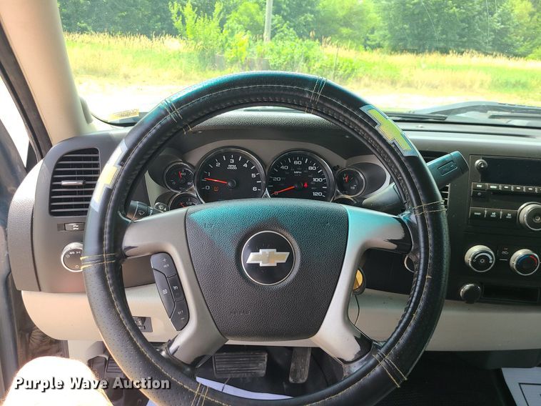 image for item MO9933 2010 Chevrolet Silverado 3500HD  flatbed pickup truck