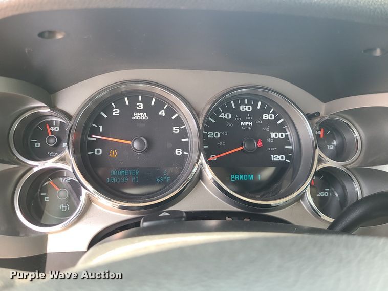 image for item MO9933 2010 Chevrolet Silverado 3500HD  flatbed pickup truck