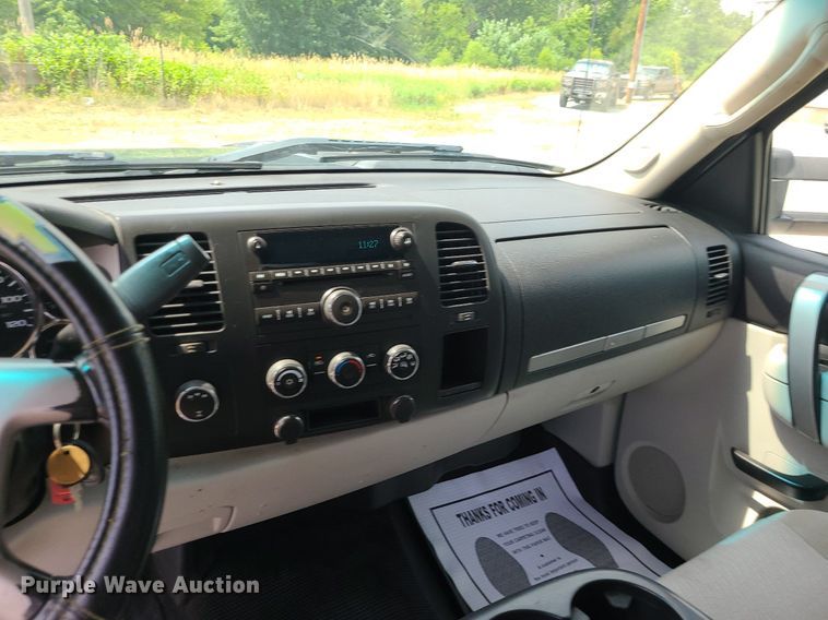 image for item MO9933 2010 Chevrolet Silverado 3500HD  flatbed pickup truck