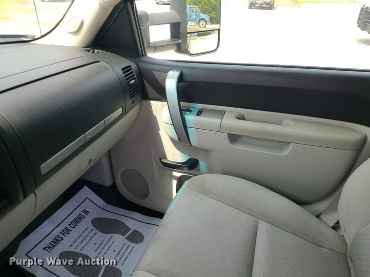 image for item MO9933 2010 Chevrolet Silverado 3500HD  flatbed pickup truck