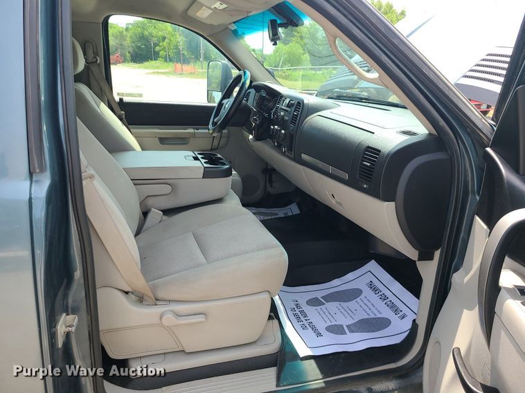 image for item MO9933 2010 Chevrolet Silverado 3500HD  flatbed pickup truck