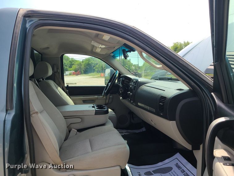 image for item MO9933 2010 Chevrolet Silverado 3500HD  flatbed pickup truck