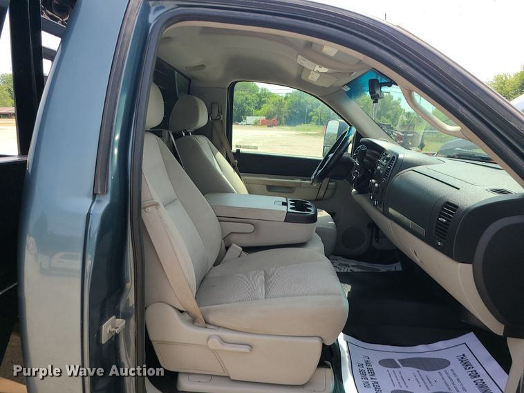 image for item MO9933 2010 Chevrolet Silverado 3500HD  flatbed pickup truck