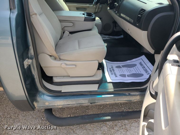 image for item MO9933 2010 Chevrolet Silverado 3500HD  flatbed pickup truck