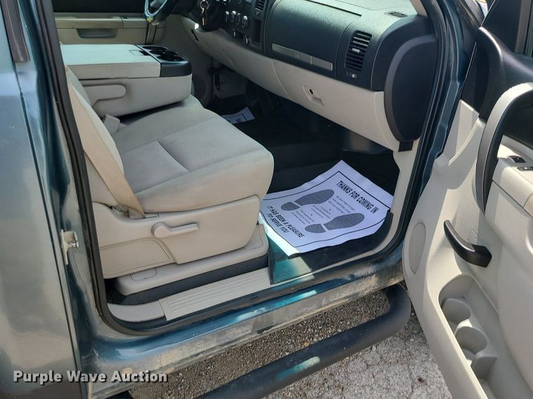 image for item MO9933 2010 Chevrolet Silverado 3500HD  flatbed pickup truck