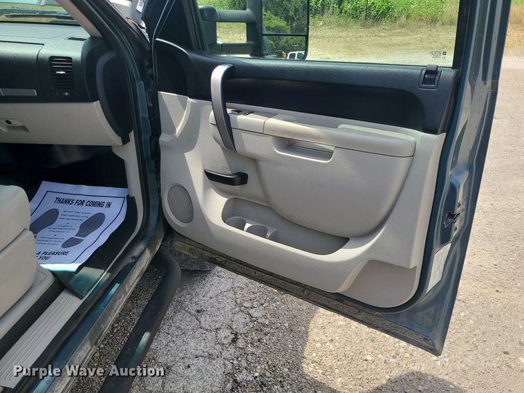 image for item MO9933 2010 Chevrolet Silverado 3500HD  flatbed pickup truck