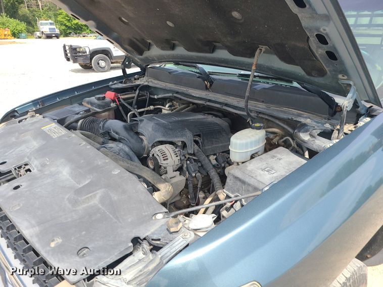 image for item MO9933 2010 Chevrolet Silverado 3500HD  flatbed pickup truck