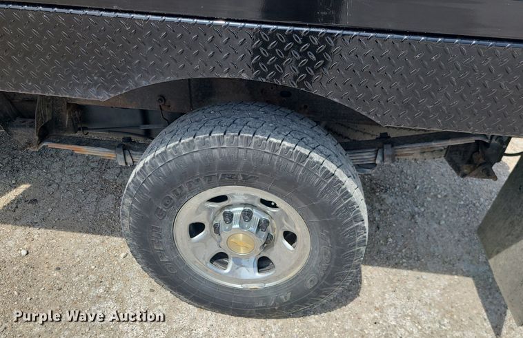 image for item MO9933 2010 Chevrolet Silverado 3500HD  flatbed pickup truck