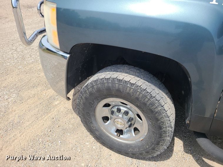 image for item MO9933 2010 Chevrolet Silverado 3500HD  flatbed pickup truck