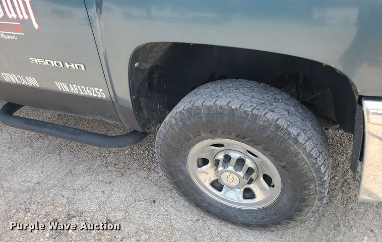 image for item MO9933 2010 Chevrolet Silverado 3500HD  flatbed pickup truck