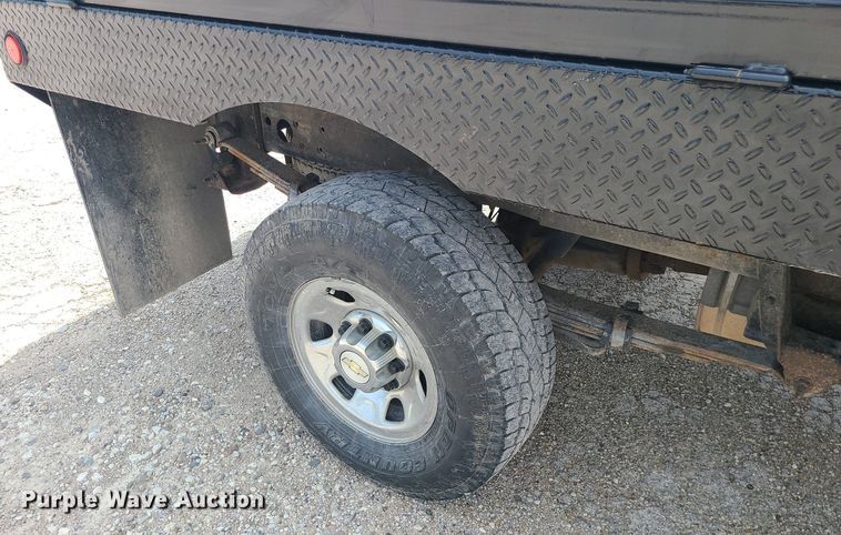 image for item MO9933 2010 Chevrolet Silverado 3500HD  flatbed pickup truck