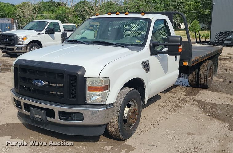 image for item MO9951 2008 Ford F350 Super Duty  flatbed pickup truck