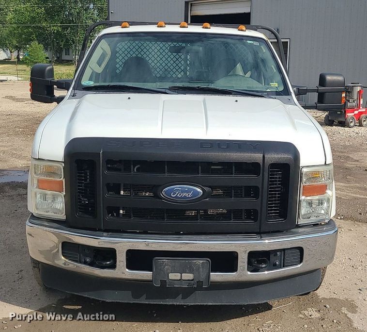 image for item MO9951 2008 Ford F350 Super Duty  flatbed pickup truck