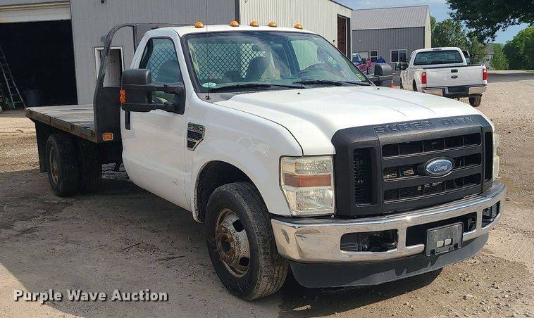 image for item MO9951 2008 Ford F350 Super Duty  flatbed pickup truck