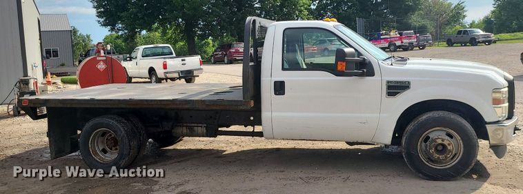 image for item MO9951 2008 Ford F350 Super Duty  flatbed pickup truck