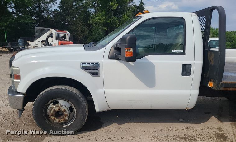 image for item MO9951 2008 Ford F350 Super Duty  flatbed pickup truck