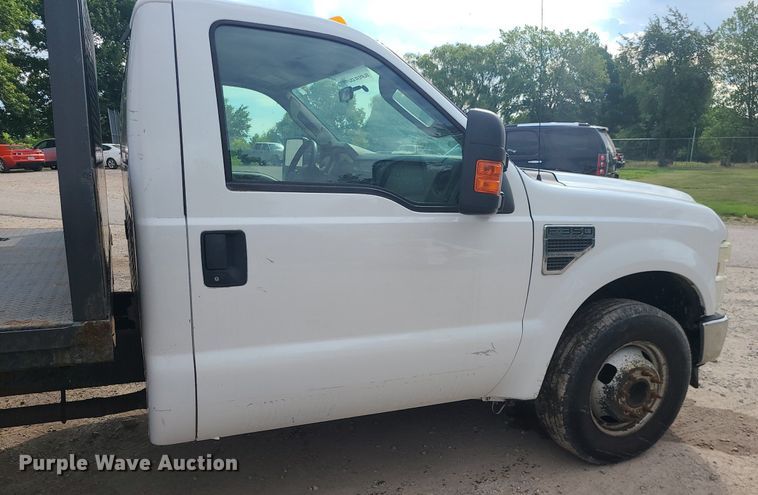 image for item MO9951 2008 Ford F350 Super Duty  flatbed pickup truck