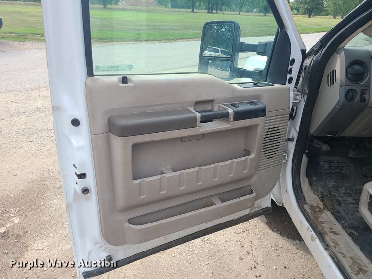 image for item MO9951 2008 Ford F350 Super Duty  flatbed pickup truck