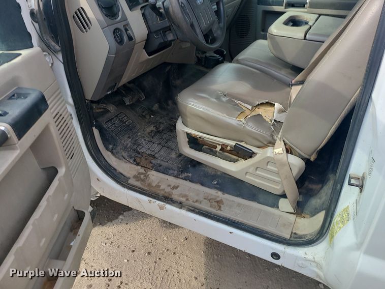 image for item MO9951 2008 Ford F350 Super Duty  flatbed pickup truck