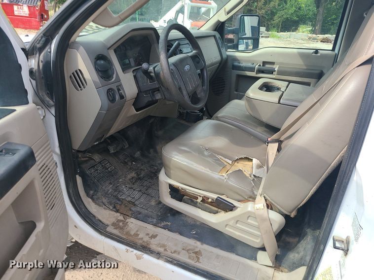 image for item MO9951 2008 Ford F350 Super Duty  flatbed pickup truck