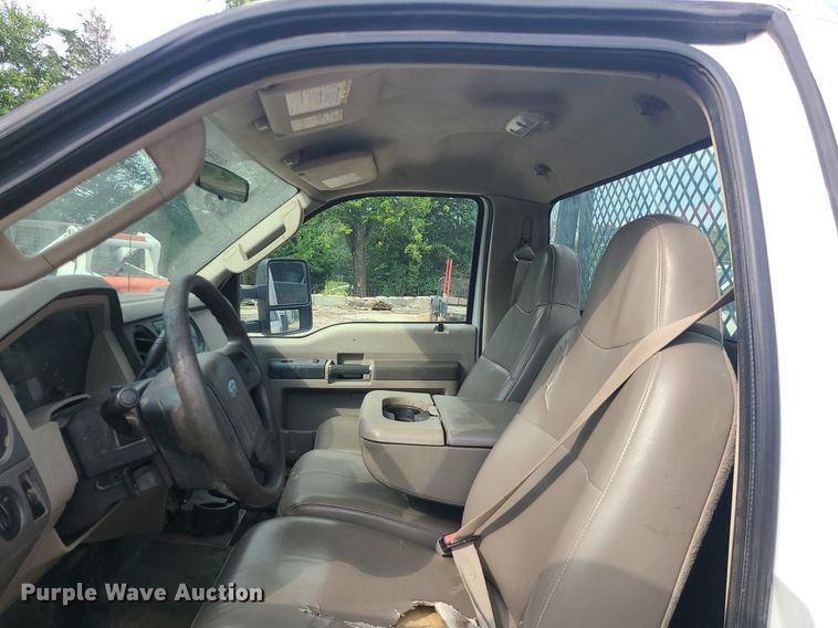 image for item MO9951 2008 Ford F350 Super Duty  flatbed pickup truck