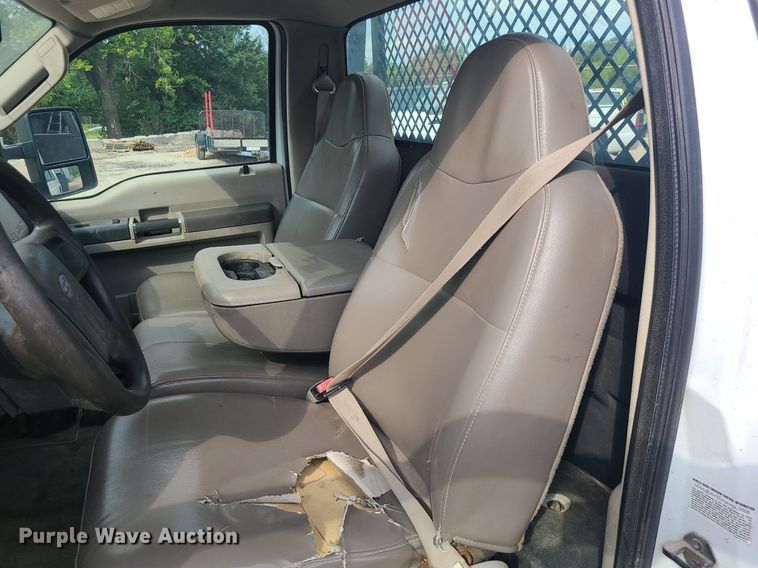 image for item MO9951 2008 Ford F350 Super Duty  flatbed pickup truck