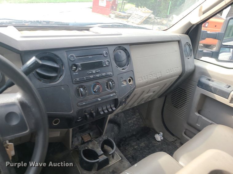 image for item MO9951 2008 Ford F350 Super Duty  flatbed pickup truck