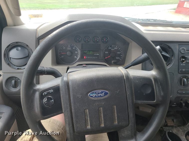 image for item MO9951 2008 Ford F350 Super Duty  flatbed pickup truck